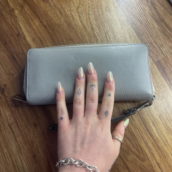 Michael Kors Wristlet/Wallet💋💋 - Picture 3 of 7